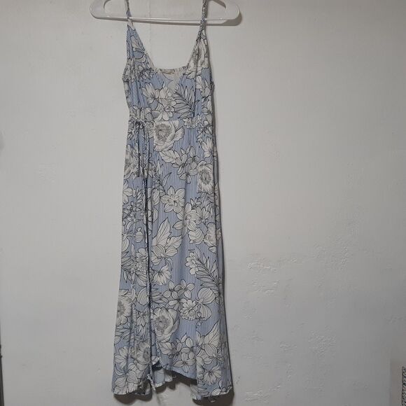 Hem & Thread Dresses & Skirts - Hem & Thread Blue and White Floral Maxi Dress